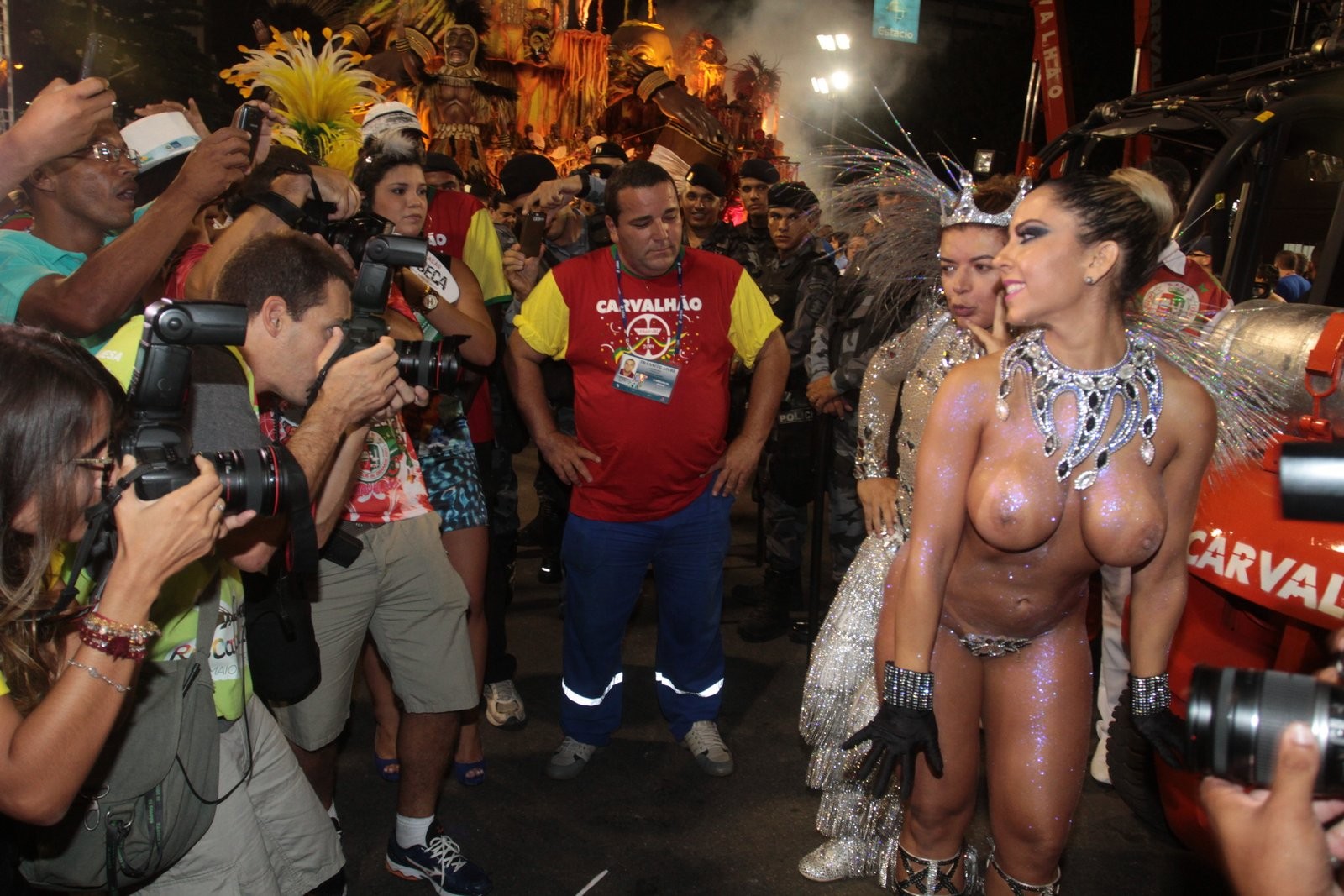 Mulher Melão sai praticamente pelada e solta: 