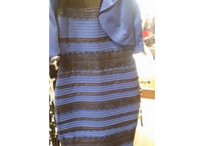 Vestido branco e dourado azul e preto (Foto: Reprodução/Twitter)