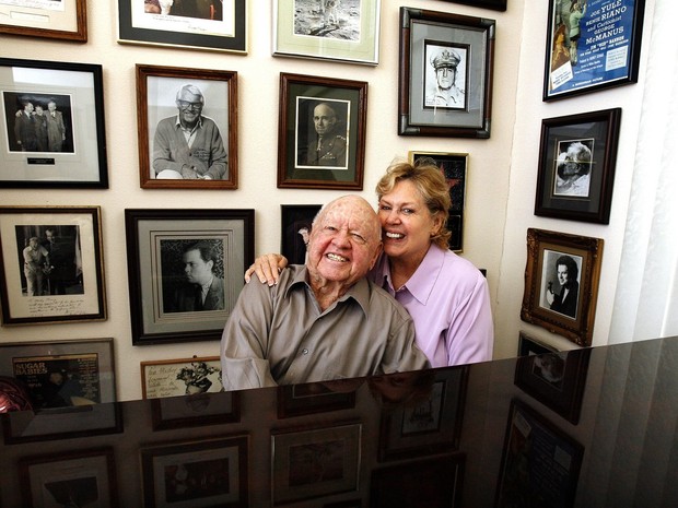 Mickey Rooney com a mulher, Jan, em sua casa em Westlake Village, na Califórnia, em fevereiro de 2007 (Foto: Mario Anzuoni/ Reuters)