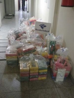 Drogas foram localizadas dentro de caixas durante operação em Santos (Foto: Divulgação)