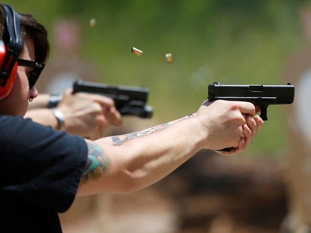 Skylar Simon atira em alvos durante uma aula de tiro do Pink Pistols (Foto: REUTERS/Jim Urquhart)