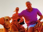 De férias, Ana Hickmann posa em cima de camelo com o marido