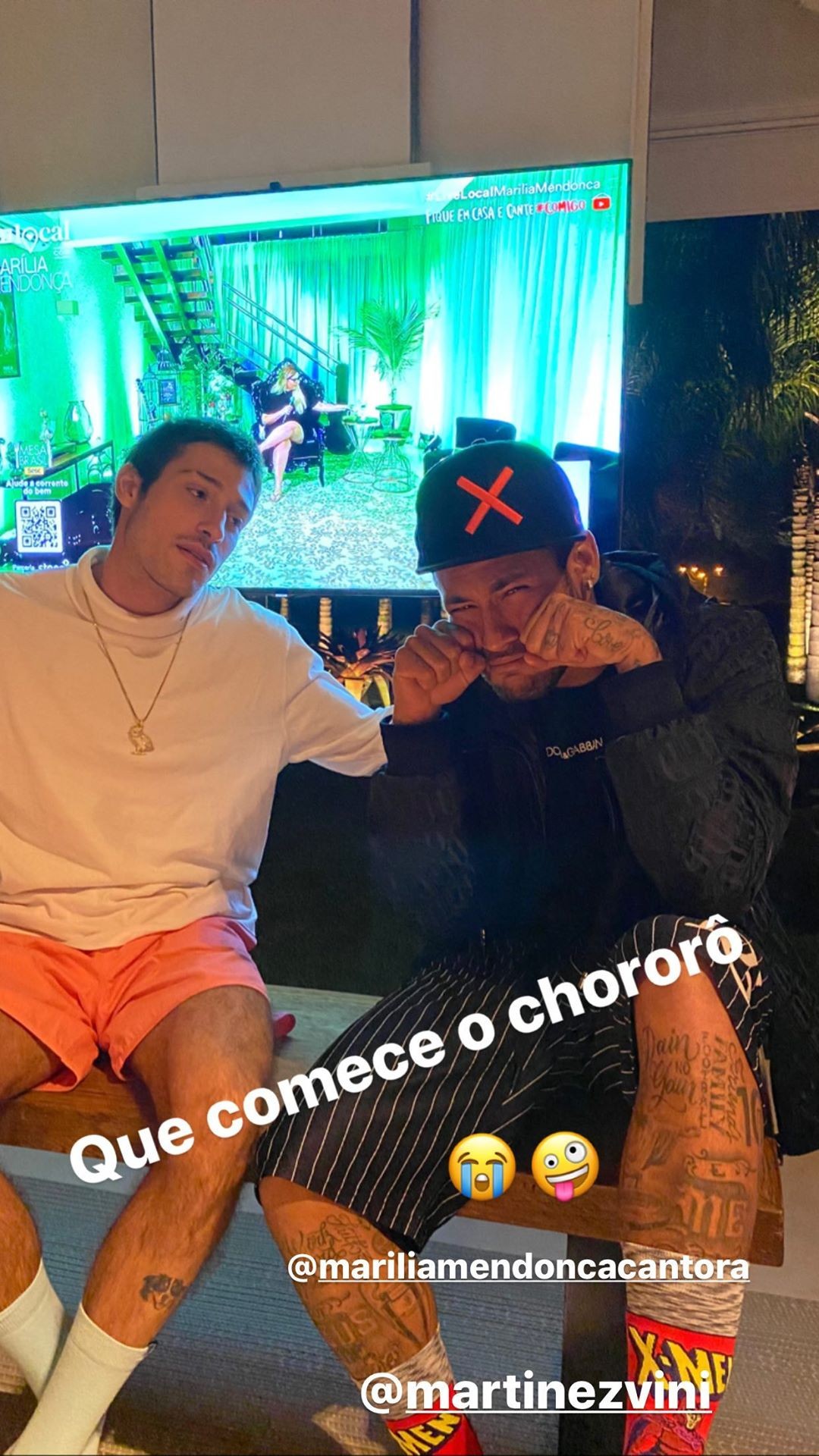 Vinícius Martinez e Neymar acompanhando live de Marília Mendonça (Foto: Reprodução/Instagram) Vinícius Martinez e Neymar acompanhando live de Marília Mendonça (Foto: Reprodução/Instagram)
