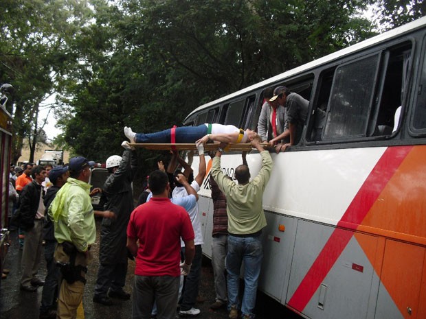 Vítimas precisaram ser resgatadas pela janela do ônibus. (Foto: Blog São Lourenço News/Jodil Duarte) Vítimas precisaram ser resgatadas pela janela do ônibus. (Foto: Blog São Lourenço News/Jodil Duarte)