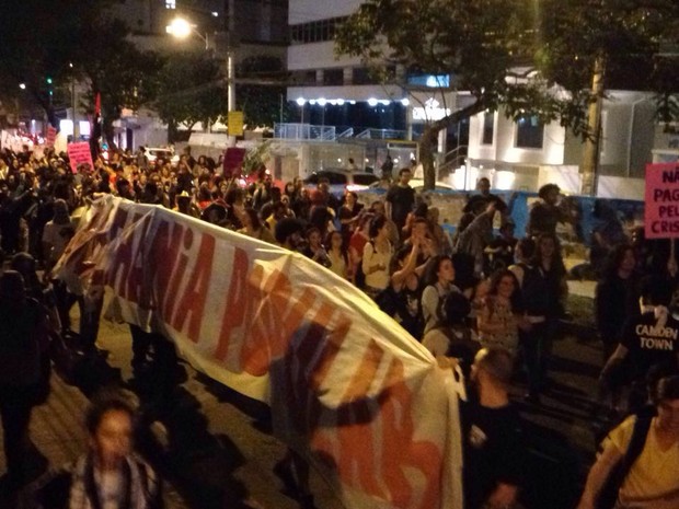 Manifestantes protestam na noite desta segunda (29) em Florianópolis (Foto: Ato Acorda amor/Divulgação)