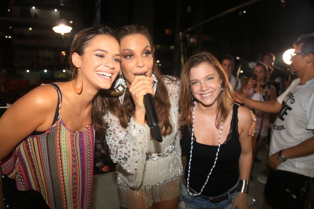 Bruna Marquezine sobre no trio da Ivete Sangalo (Foto: Divulgação / Fred Pontes) Bruna Marquezine sobre no trio da Ivete Sangalo (Foto: Divulgação / Fred Pontes)