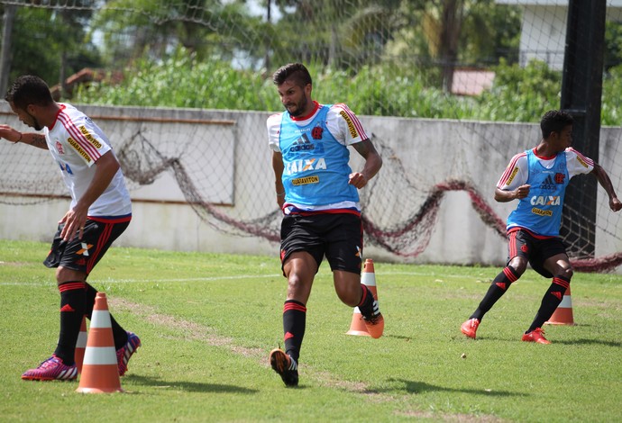 Canteros, Mugni e Gabriel ralam no treino do Flamengo (Foto: Gilvan de Souza / Flamengo)