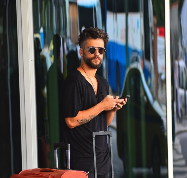 De cabelo novo, Bruno Gagliasso exibe óculos estiloso em aeroporto - Quem