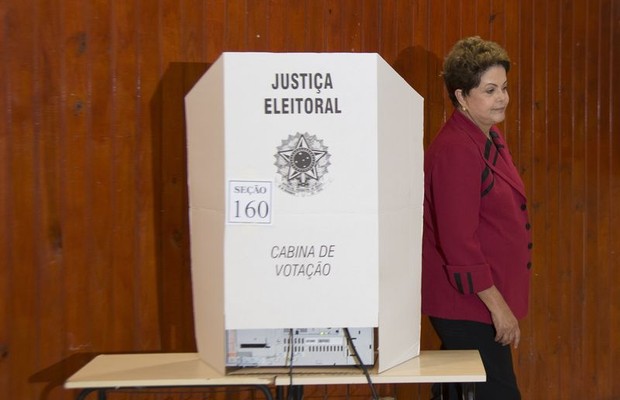 Dilma Rousseff vota em Porto Alegre (Foto: Marcelo Camargo/ Agência Brasil)