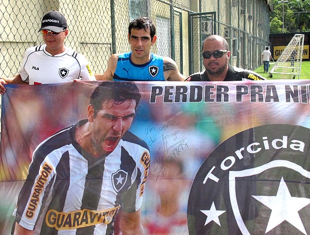 torcida do Botafogo leva faixa para Herrera (Foto: André Casado / Globoesporte.com)
