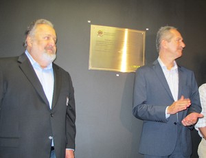 Ministro Aldo Rebelo faz homenagem ao Santos (Foto: Juliana Vieira / GloboEsporte.com)