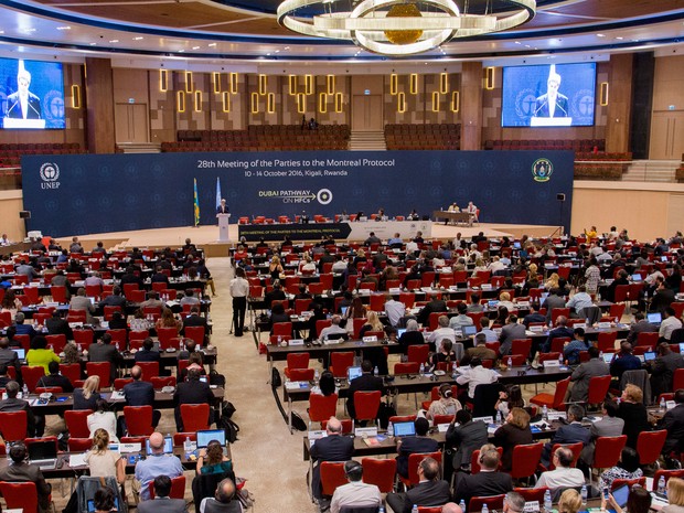 Secretário de estado americano, John Kerry, discursar em encontro em Ruanda em que países assinaram acordo que visa à eliminação progressiva dos hidrofluorocarbonos (HFC)  (Foto: AP)