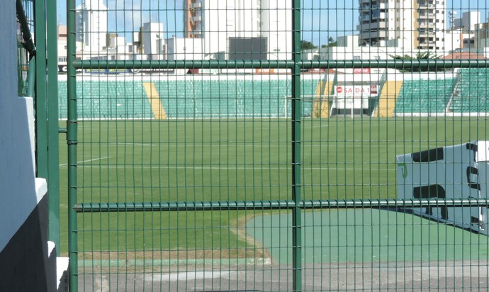 Orlando Scarpelli portões fechados Figueirense (Foto: Diego Madruga)