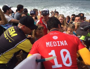 Medina atende fãs após vencer surfistas locais na estreia em Bells Beach (Foto: Breno Dines)