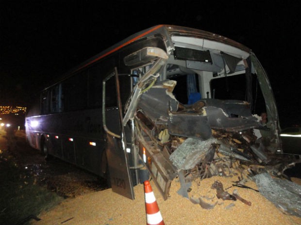 Motorista do ônibus bateu na traseira da carreta  (Foto: Divulgação / PRF)