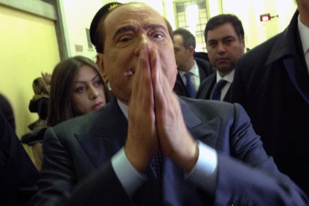 O ex-premiê italiano Silvio Berlusconi chega ao tribunal em Milão nesta sexta-feira (1º) (Foto: AFP)