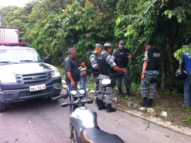 Equipes da Rocam localizaram corpo por volta das 11h (Foto: Patrick Mota/Rádio Amazonas FM)