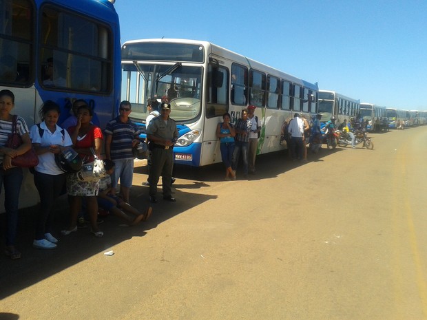 Usuários desceram dos ônibus e fecharama avenida Theotônio Segurado (Foto: Adriano Fonseca/TV Anhanguera TO)