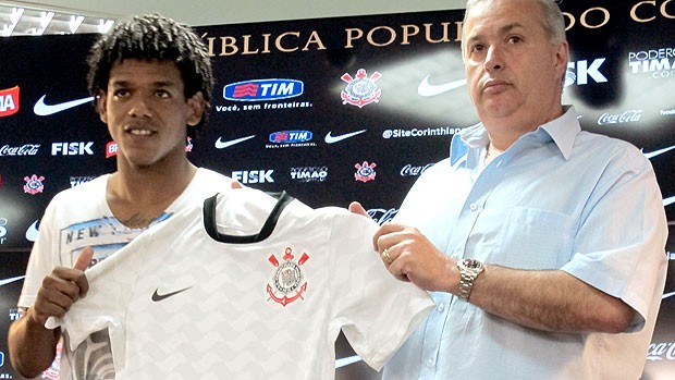 Romarinho é apresentado no Corinthians (Foto: Gustavo Serbonchini / Globoesporte.com)