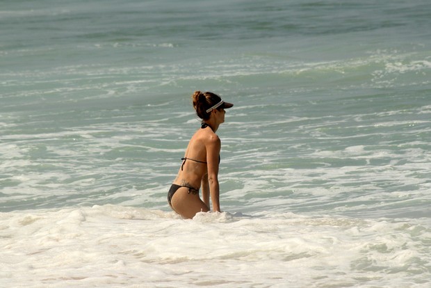 Fernanda Lima na praia do Leblon, no RJ (Foto: JC Pereira/AgNews)