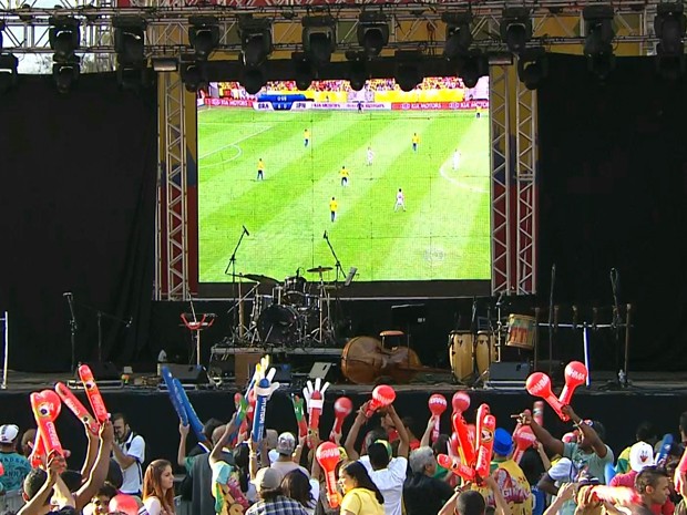 Torcedores assistem jogo entre Brasil e Japão na Praça da Estação, em BH (Foto: Reprodução/TV Globo)