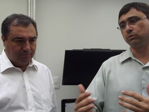 Major Loiola e secretário Aldair da Rocha explicam funcionamento da base móvel no Carnatal (Foto: Klênyo Galvão/G1)