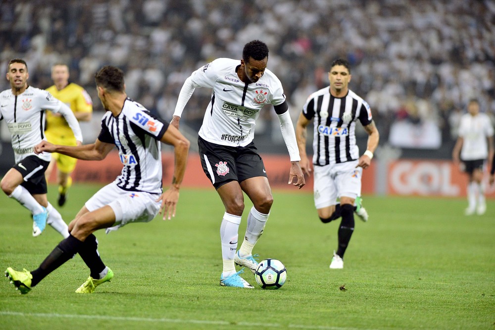 Com gols de Romero e Jô, Corinthians bate Santos e assume ponta do Brasileiro