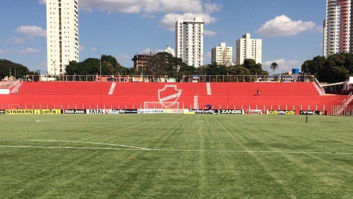 Jogadores reclamaram do gramado do OBA (Foto: Fernando Vasconcelos/GloboEsporte.com)