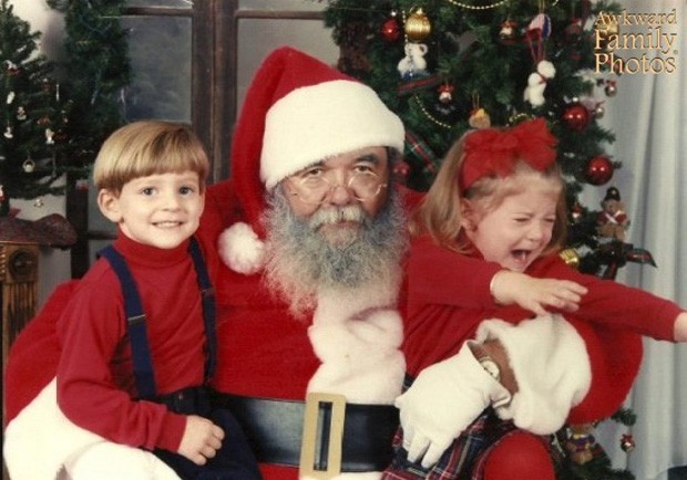 Menina tenta 'fugir' dos braos do Papai Noel indisposto (Foto: Divulgao/Awkward Family Photos)