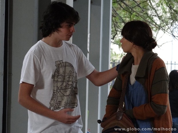 Júnior pensa q Zelândia é virgem e se faz de bom moço com ela.  (Foto: Malhação/TV Globo)