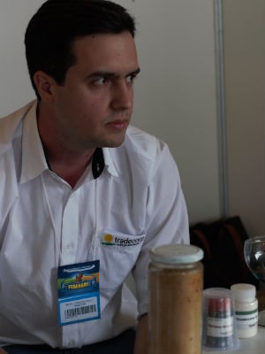 Bruno Francischelli explica sobre os fertilizantes (Foto: Jéssica Balbino/ G1)