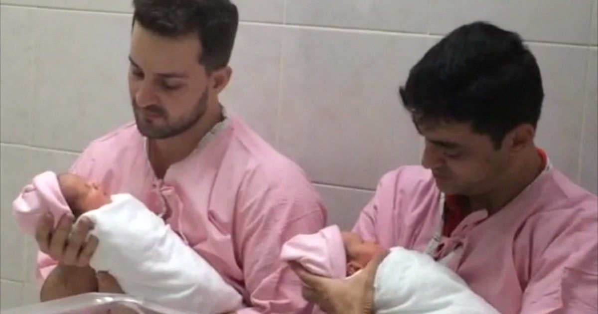 Fant Stico Casal Gay Volta Da Tail Ndia Filhas G Meas Geradas Em Barriga De Aluguel