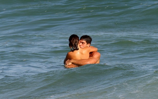 Perola Faria com namorado (Foto: Henrique Oliveira/ Photo Rio News)