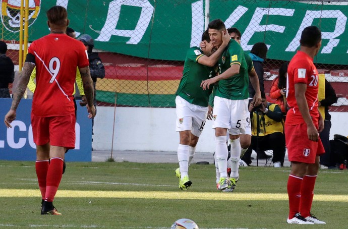 Ronald Raldés comemora gol em Bolívia x Peru (Foto: REUTERS/David Mercado)
