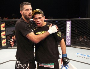 Matt Brown e Luis Ramos beição após luta do UFC (Foto: Getty Images)