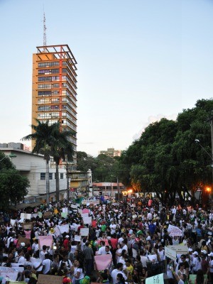 Na quinta-feira (20), manifestantes partiram da Praça Alencastro em passeata. (Foto: Renê Dióz / G1)