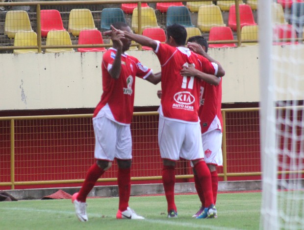 Jogadores do Rio Branco-AC comemoram um dos 77 gols marcados em um ano (Foto: João Paulo Maia)