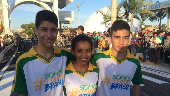 Estudantes que venceram concurso de redação sobre as Olimpíadas entregam tocha ao primeiro condutor em Trindade, Goiás (Foto: Fernando Vasconcelos/ GloboEsporte.com)