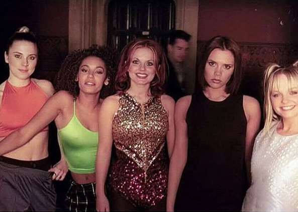 Ego Geri Halliwell Comemora 20 Anos Do Clipe De Wannabe Das Spice Girls Notícias De Música 