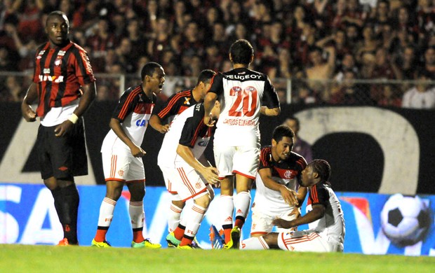 Amaral comemora gol do Flamengo contra o Atlético-PR (Foto: André Durão)