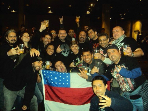 Dila viaja com amigos que conheceu ainda na infância; Na foto, eles registram momento antes do show da banda Slayer, em 2011 (Foto: Arquivo Pessoal) Dila viaja com amigos que conheceu ainda na infância; Na foto, eles registram momento antes do show da banda Slayer, em 2011 (Foto: Arquivo Pessoal)