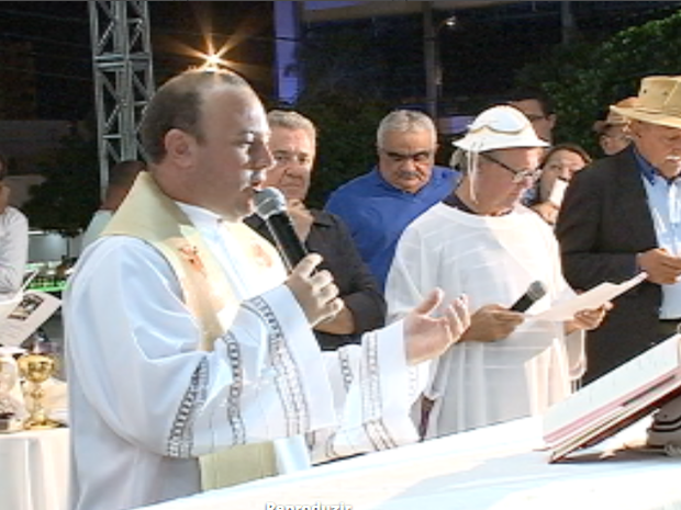 A missa foi celebra pelo padre José Guimarães (Foto: Reprodução/TV Grande Rio)