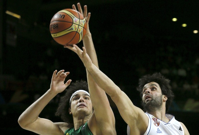 anderson varejao teodosic brasil x servia basquete (Foto: EFE)