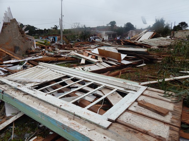 Tornado atingiu Xanxerê na tarde de segunda-feira (20) (Foto: Laion Espíndula/G1)