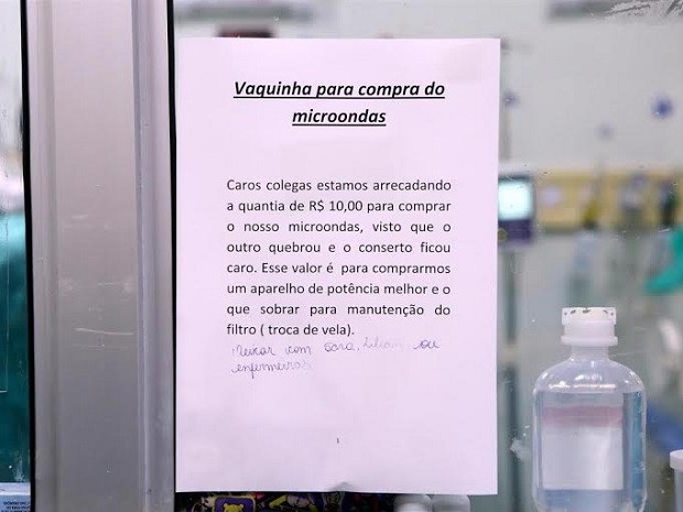 Cartaz convida servidores do Hospital Regional de Santa Maria a participar de 'vaquinha' para compra de micro-ondas (Foto: Rogério Lopes/Divulgação)