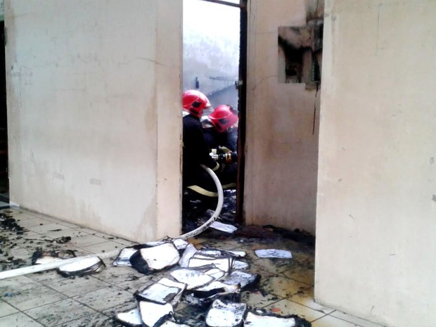 Incêndio atingiu almoxarifado da escola e destruiu arquivos (Foto: Vanísia Nery/G1)