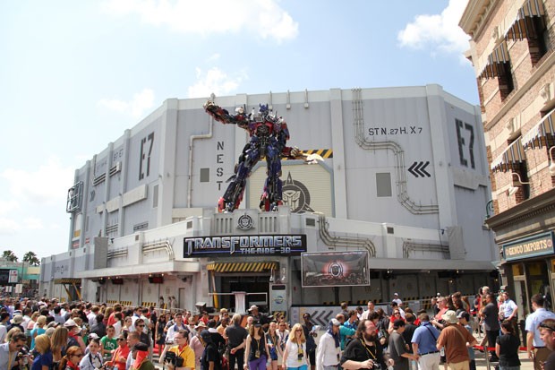 Público no dia da inauguração da atração temática do filme 'Transformers' no Universal Studios Florida (Foto: Ricky Brigante - Inside the Magic - Creative Commons)
