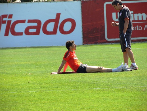 Alex conversa com coordenador da preparação física do Inter Élio Carravetta (Foto: Tomás Hammes / GLOBOESPORTE.COM)