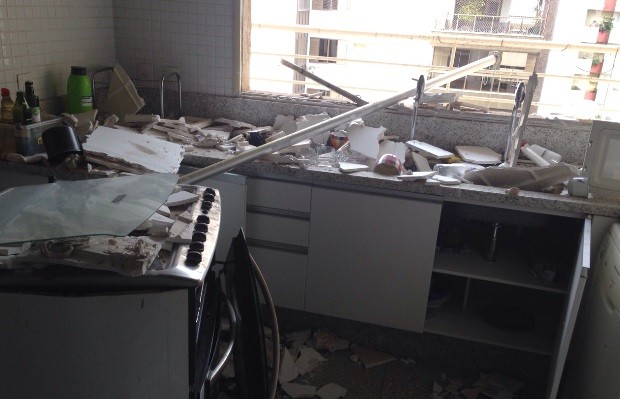 Cozinha ficou parcialmente destruída após explosão em apartamento de luxo em Goiânia, Goiás (Foto: Divulgação/ Corpo de Bombeiros)