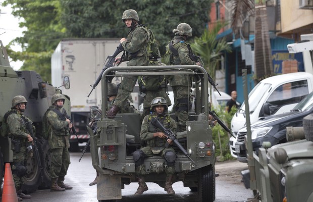 Soldados patrulham o Complexo da Maré, no Rio (Foto: Silvia Izquierdo/AP)